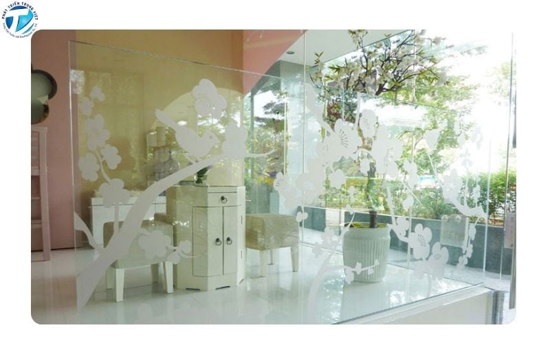 Decal trong suốt dán kính là một loại vật liệu in ấn quảng cáo chuyên dụng